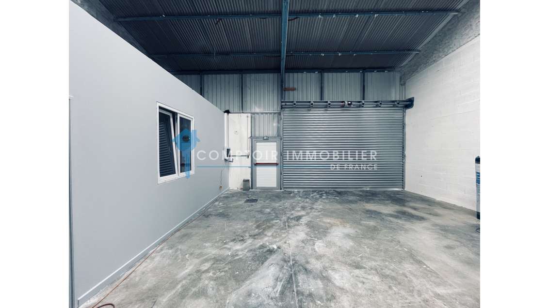 Entrepôt 200m² à Saint Vincent de Mercuze A41