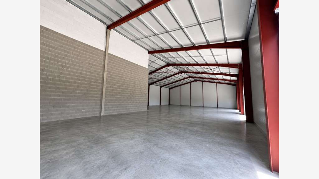 À vendre bâtiment indépendant 924m² à Savigneux
