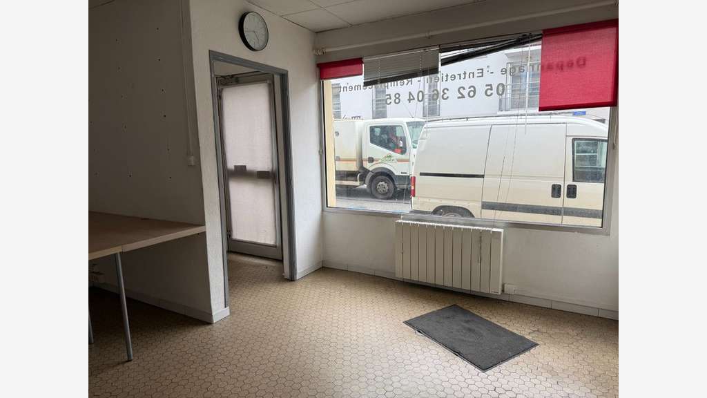 Locaux mitoyens à vendre sur axe passant à Séméac