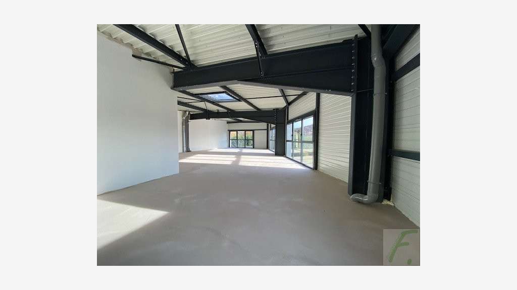 A vendre local d'activité de 125.14m² à Sillingy