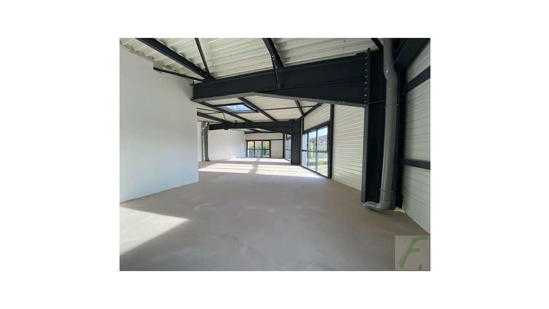 A vendre local d'activité de 125.14m² à Sillingy