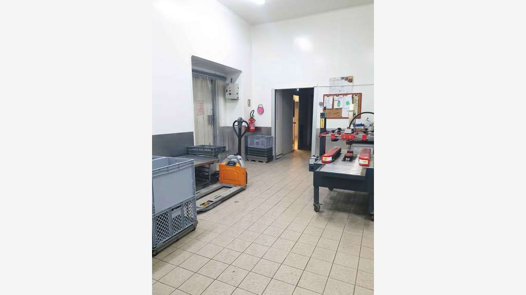 Vente local atelier bureau de 850m² à Solliès-Pont