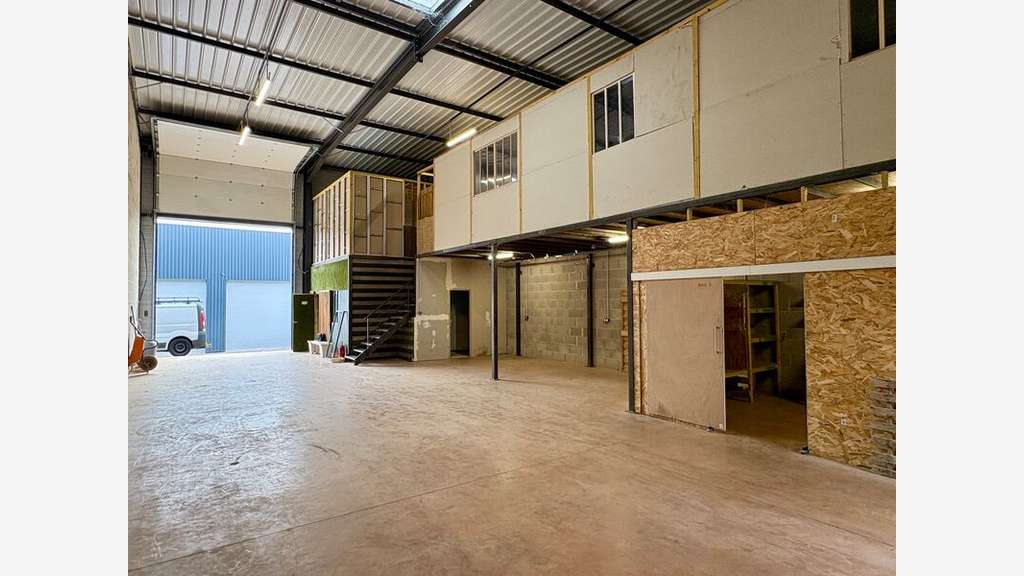 Vente cellules d'activité de 2000m² à Taluyers