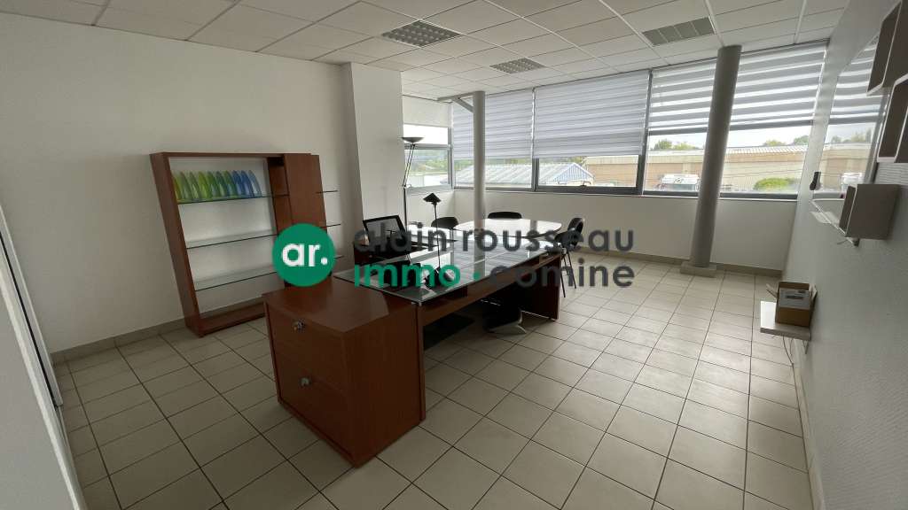 AV 1200m² de bâti sur 1 800m² de terrain à Tiercé
