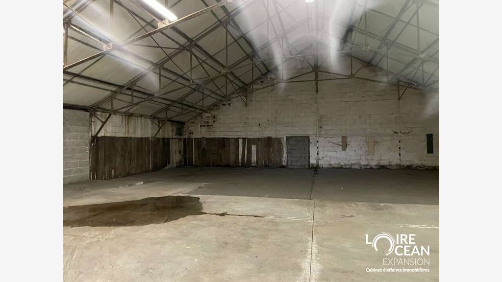 Cède local d'activité de 1400m² avec quai à Vallet