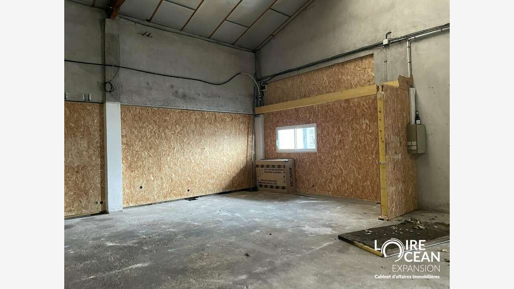 Cède local d'activité de 1400m² avec quai à Vallet