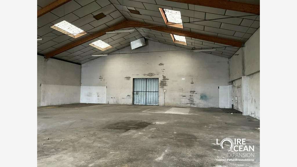 Cède local d'activité de 1400m² avec quai à Vallet