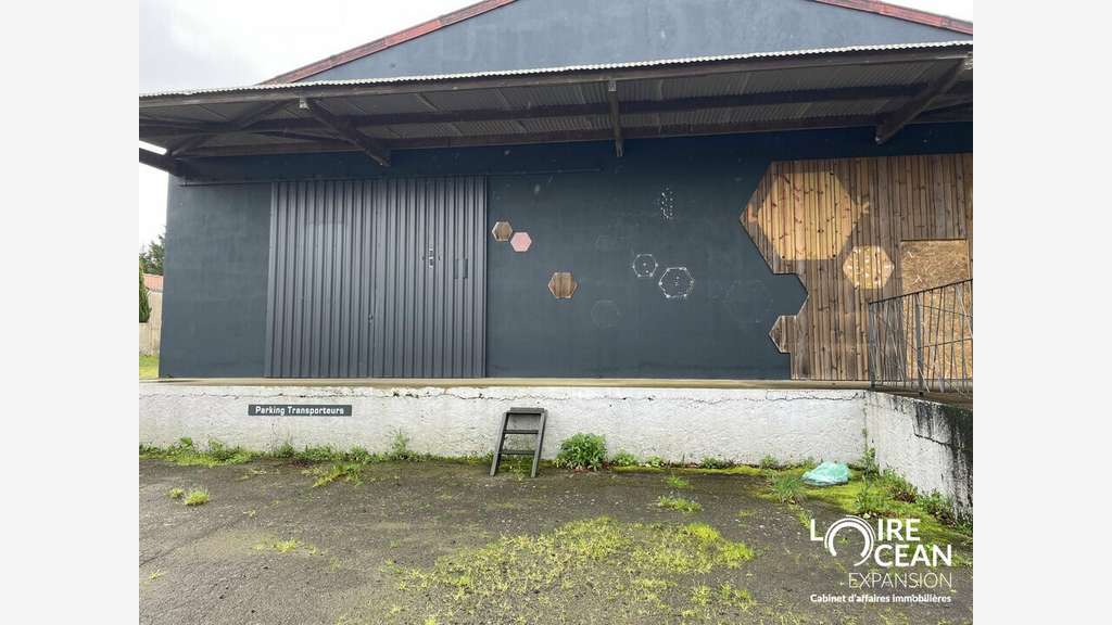 Cède local d'activité de 1400m² avec quai à Vallet