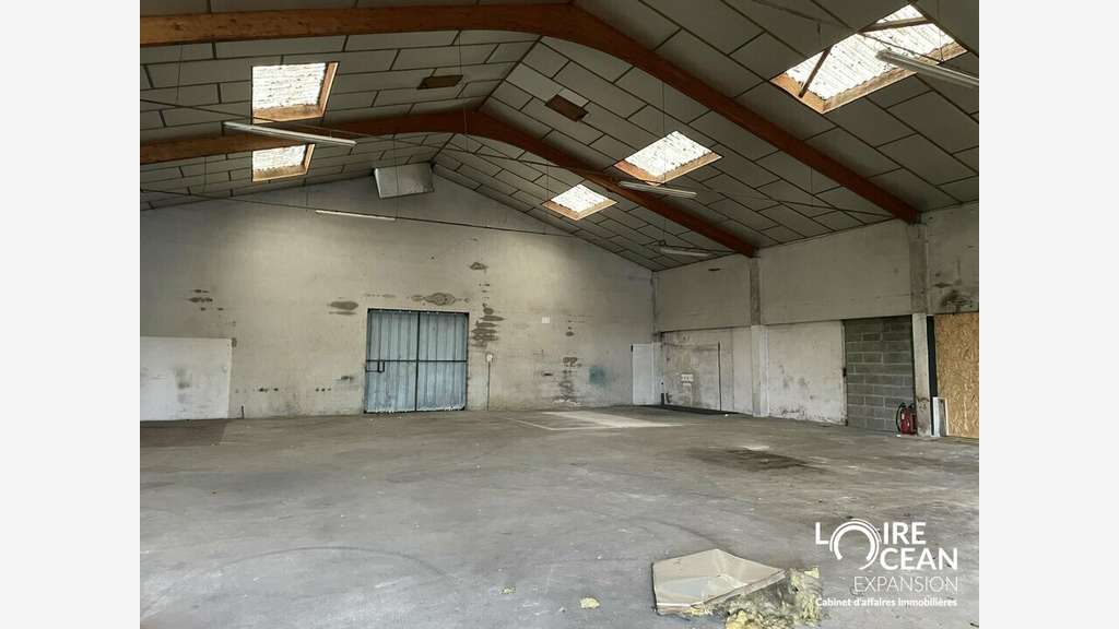 Cède local d'activité de 1400m² avec quai à Vallet