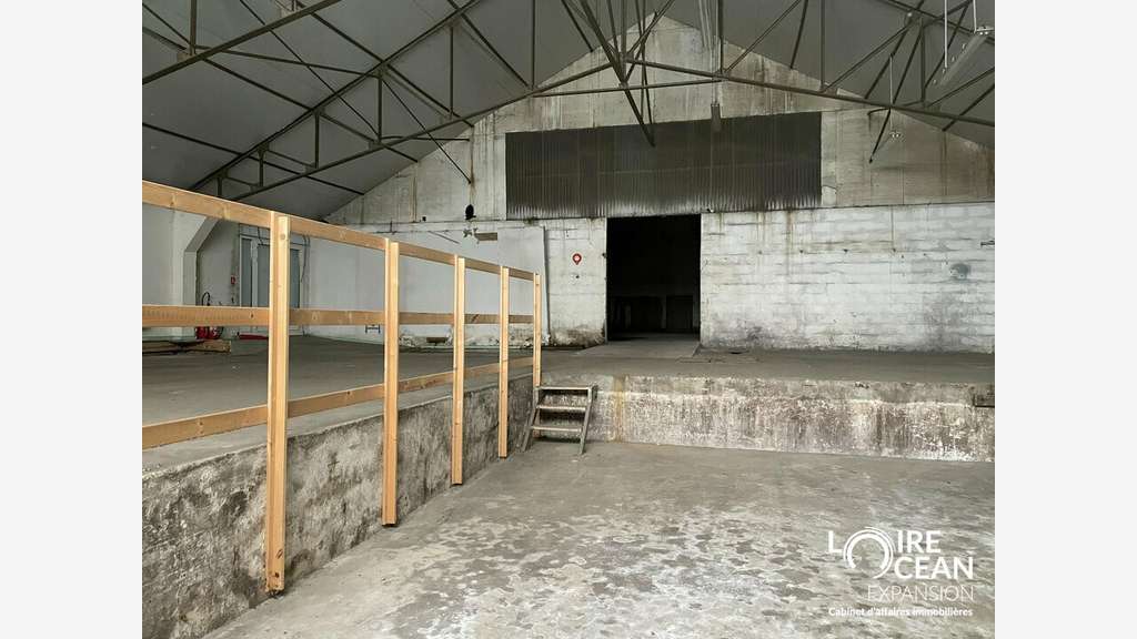 Cède local d'activité de 1400m² avec quai à Vallet