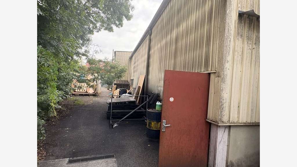 Bâtiment indépendant à vendre - VAULX EN VELIN