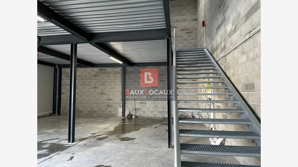 Local d'activité avec bureaux à vendre à Vedène