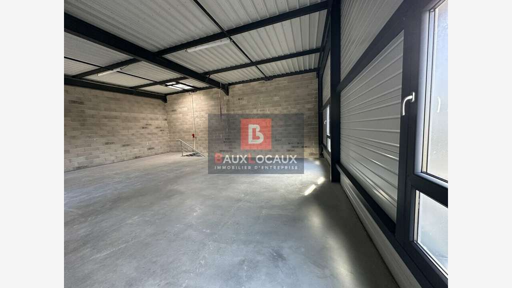 Local d'activité avec bureaux à vendre à Vedène