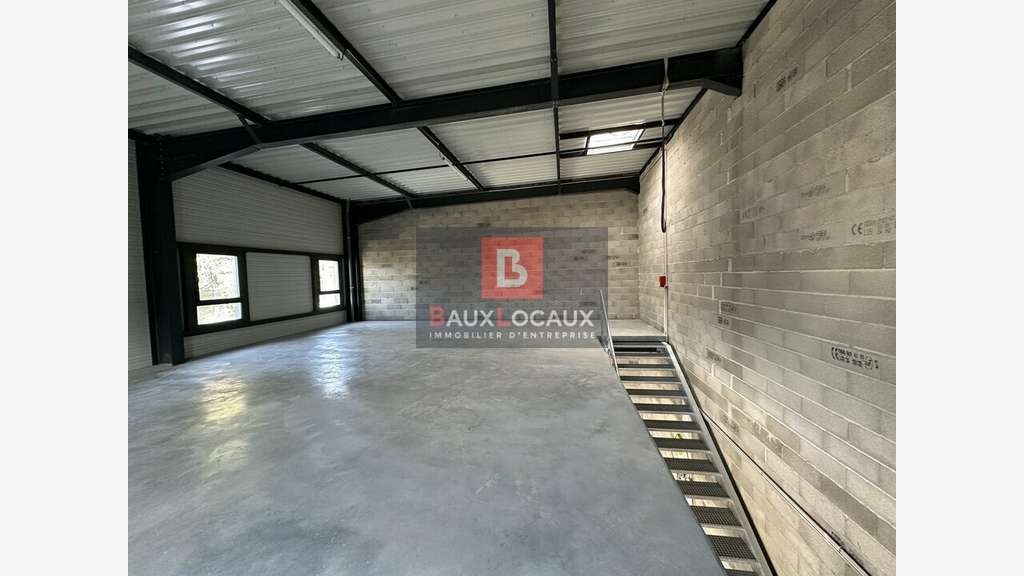 Local d'activité avec bureaux à vendre à Vedène