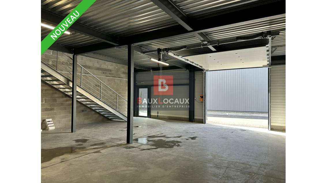 Local d'activité avec bureaux à vendre à Vedène
