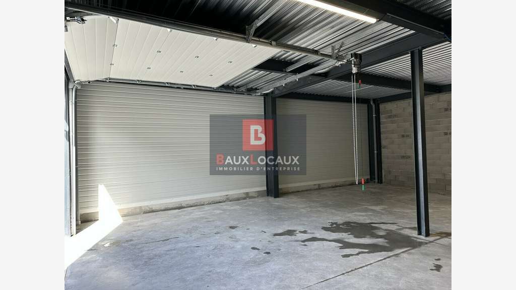 Local d'activité avec bureaux à vendre à Vedène