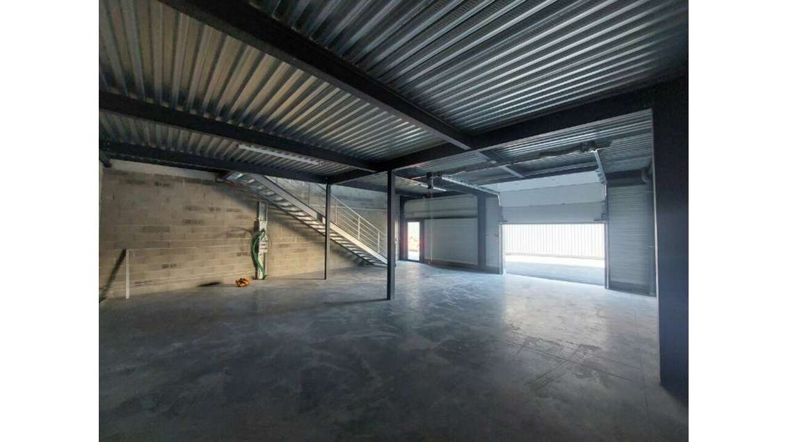 Entrepôt neuf 188m² à vendre à Vedène