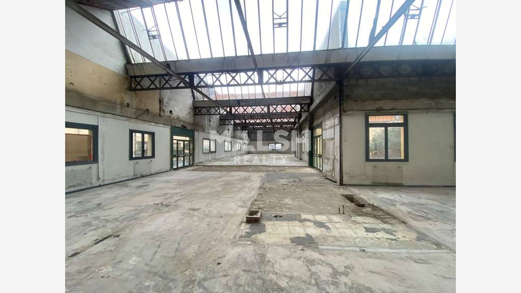 Local d'activités 1959m² à vendre à Vénissieux