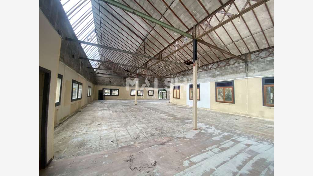 Local d'activités 1959m² à vendre à Vénissieux