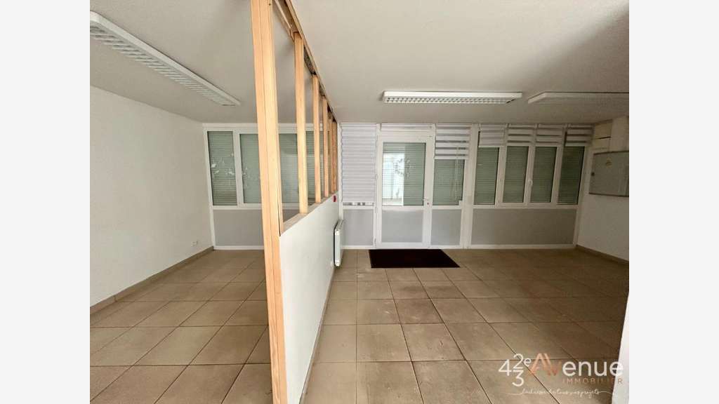 AV local d'activité 260m² très bon état à Villars