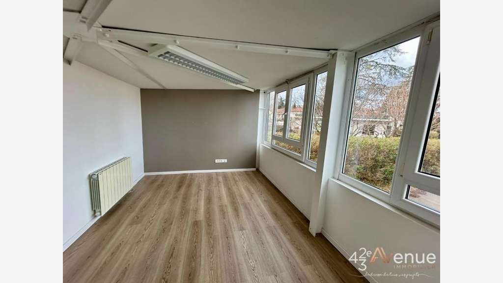 AV local d'activité 260m² très bon état à Villars