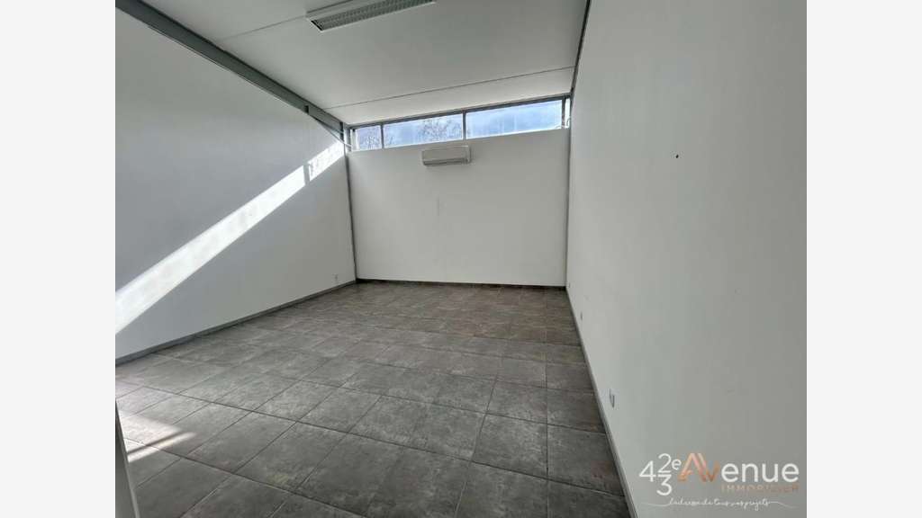AV local d'activité 260m² très bon état à Villars