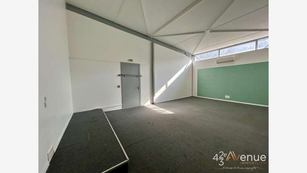 AV local d'activité 260m² très bon état à Villars