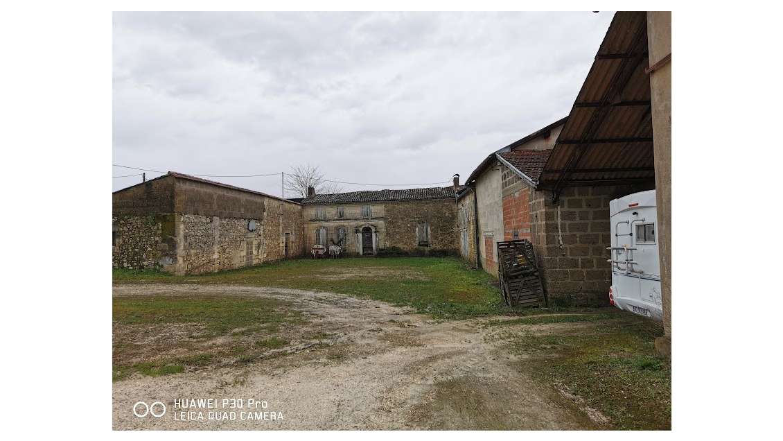 AV entrepôt locaux et habitation à Villegouge 