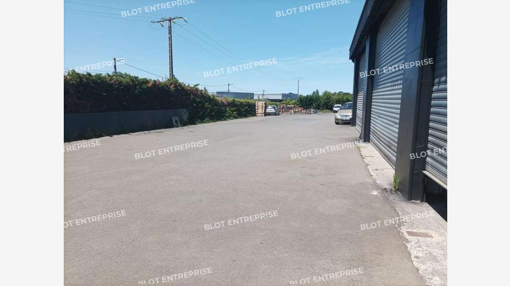 À VENDRE / À LOUER - LOCAL D'ACTIVITES 1 560 M² -