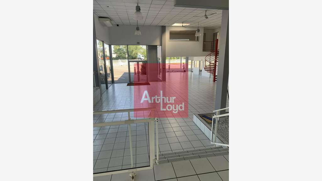 Local d'activité à vendre forte visibilité à Lafox