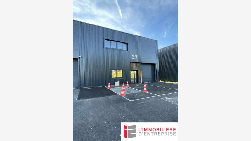 A vendre local activité 122m² à Theix RN165