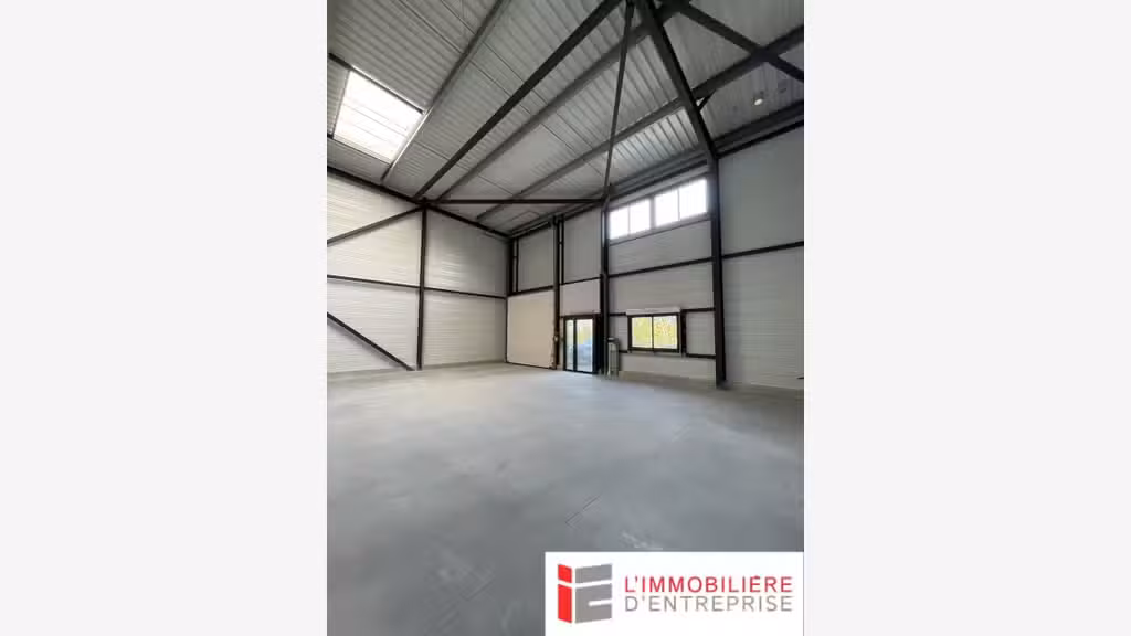 A vendre local activité 122m² à Theix RN165
