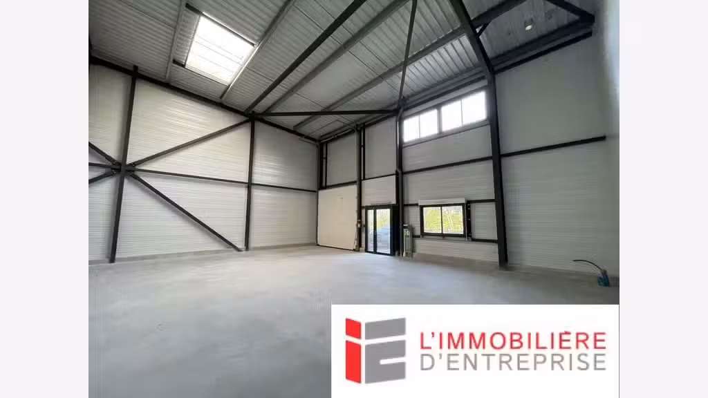 A vendre local activité 122m² à Theix RN165