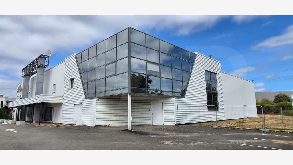 AV local d’activité réhabilité 1250m² au Rheu 