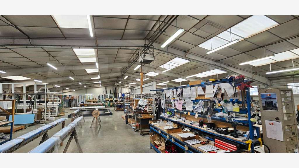 A vendre bâtiment indépendant 1 850m² ZAC Le Rheu