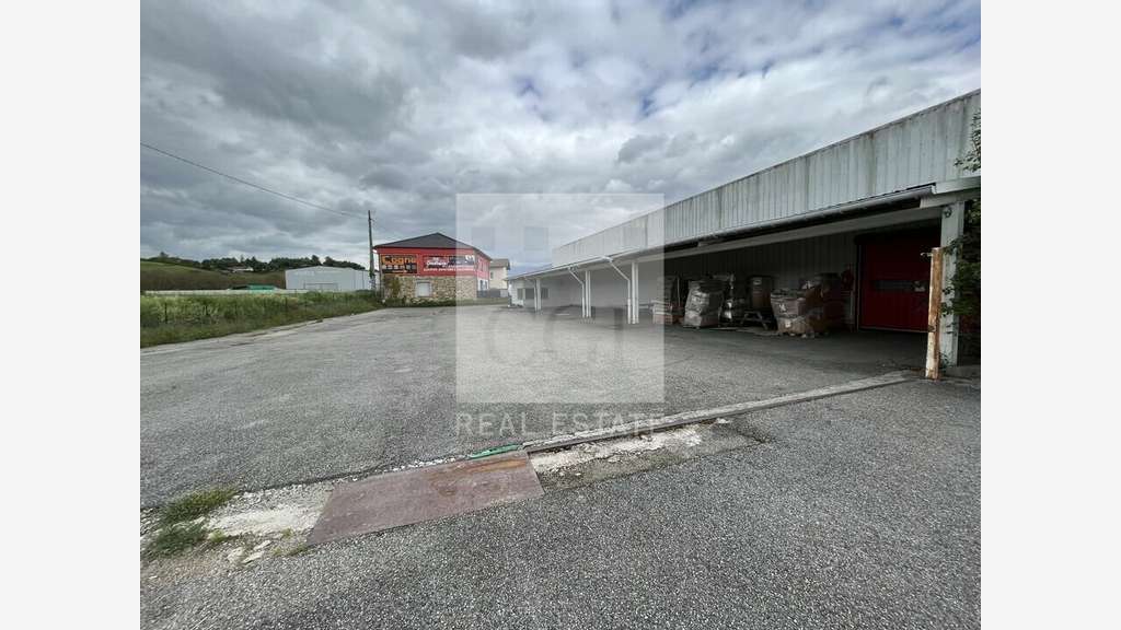 Vente local d'activité 2700m² à Saint-Sauveur