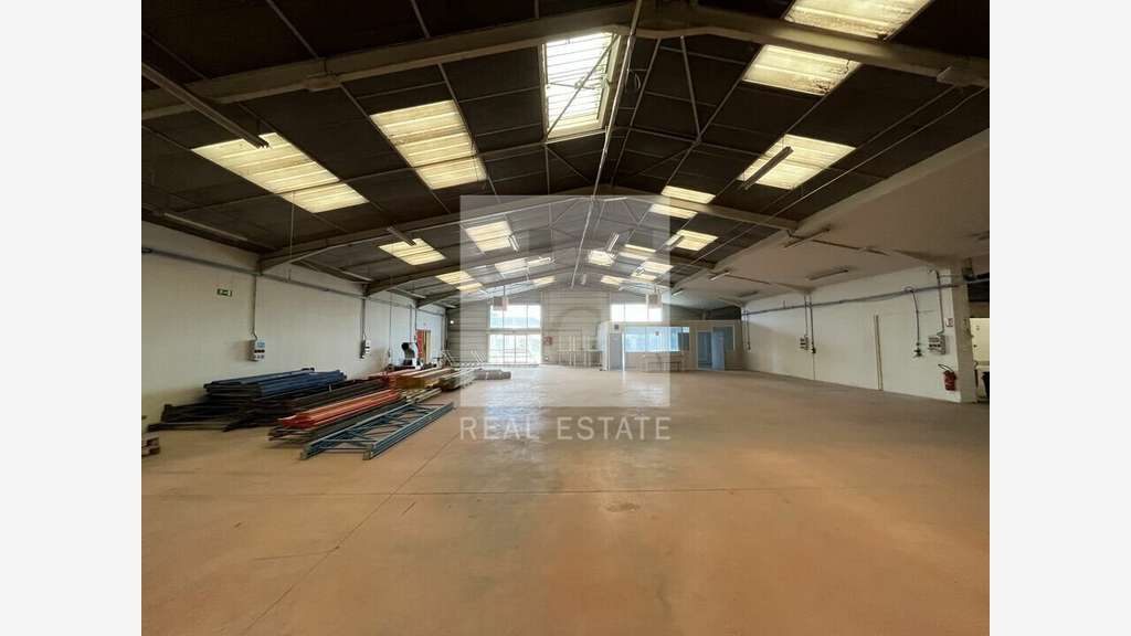 Vente local d'activité 2700m² à Saint-Sauveur