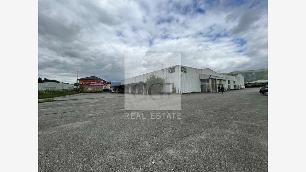 Vente local d'activité 2700m² à Saint-Sauveur
