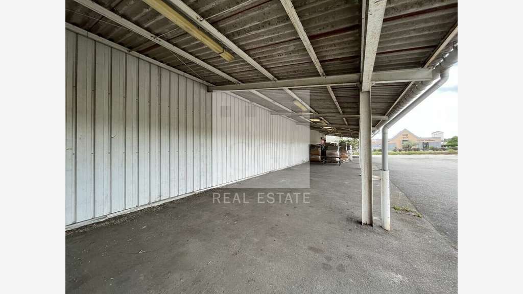 Vente local d'activité 2700m² à Saint-Sauveur