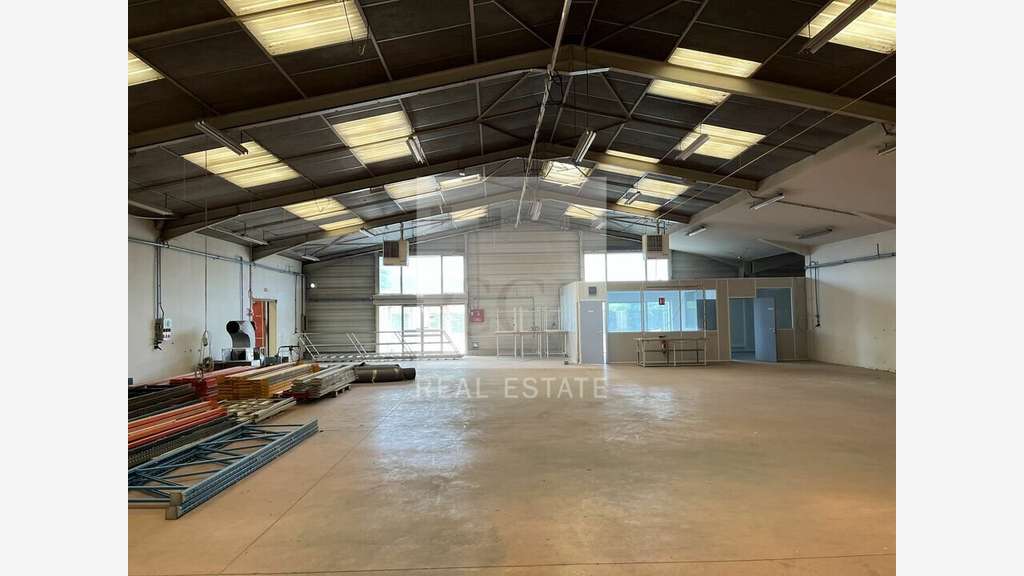 Vente local d'activité 2700m² à Saint-Sauveur