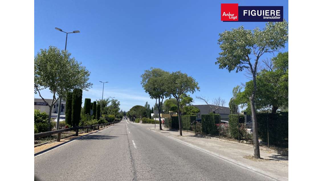 Vente local commercial de 166m² en ZA à Aix en Pce