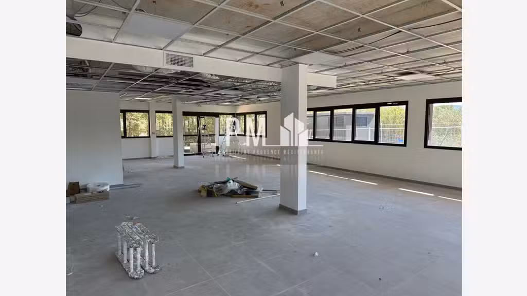 Vente local commercial 255m² à Aubagne ZA Napollon