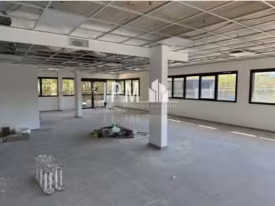 Vente local commercial 255m² à Aubagne ZA Napollon
