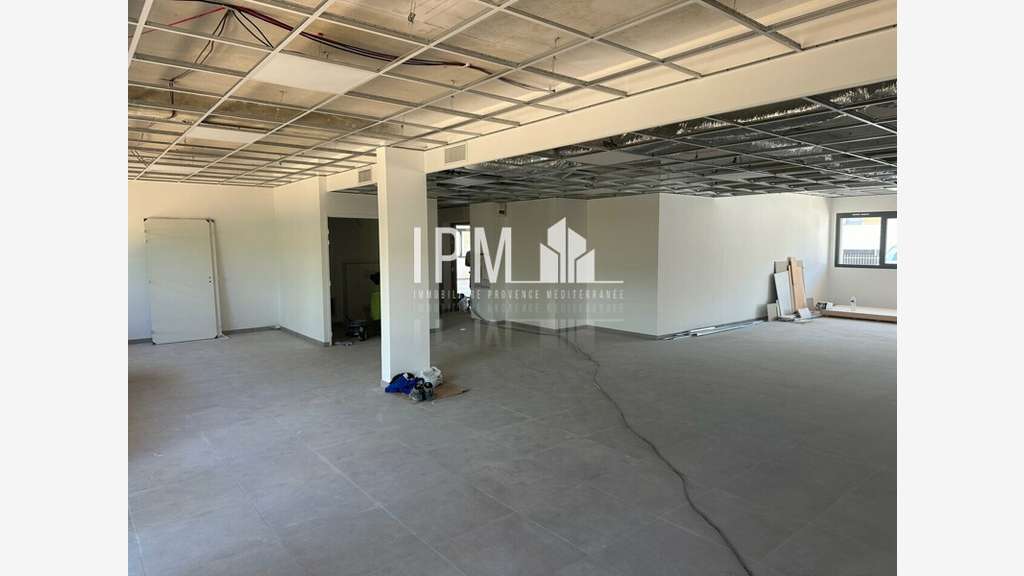 Vente local commercial 133m² à Aubagne ZA Napollon