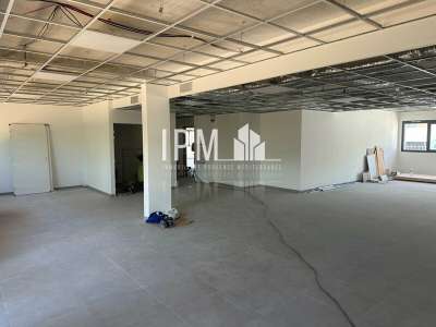 Vente local commercial 133m² à Aubagne ZA Napollon