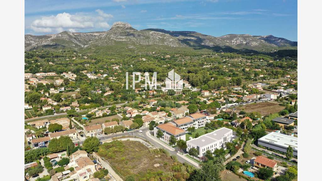 Vente local commercial 133m² à Aubagne ZA Napollon