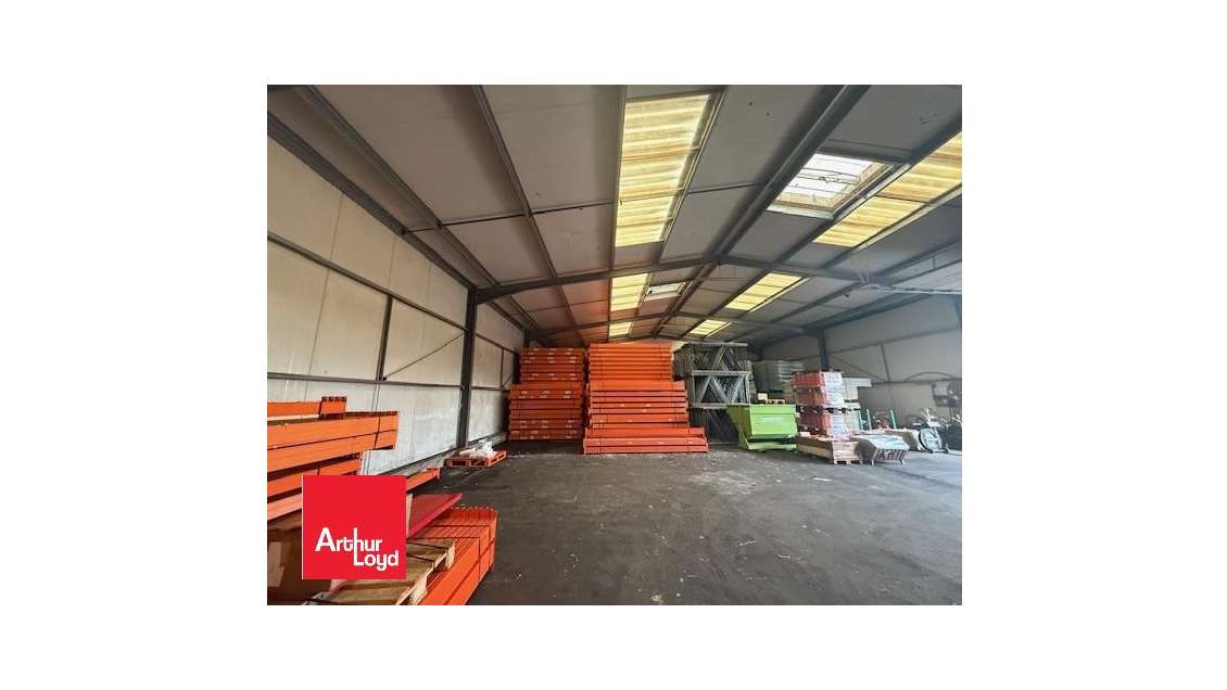 A vendre espace de stockage 480m² et cour à Ablis