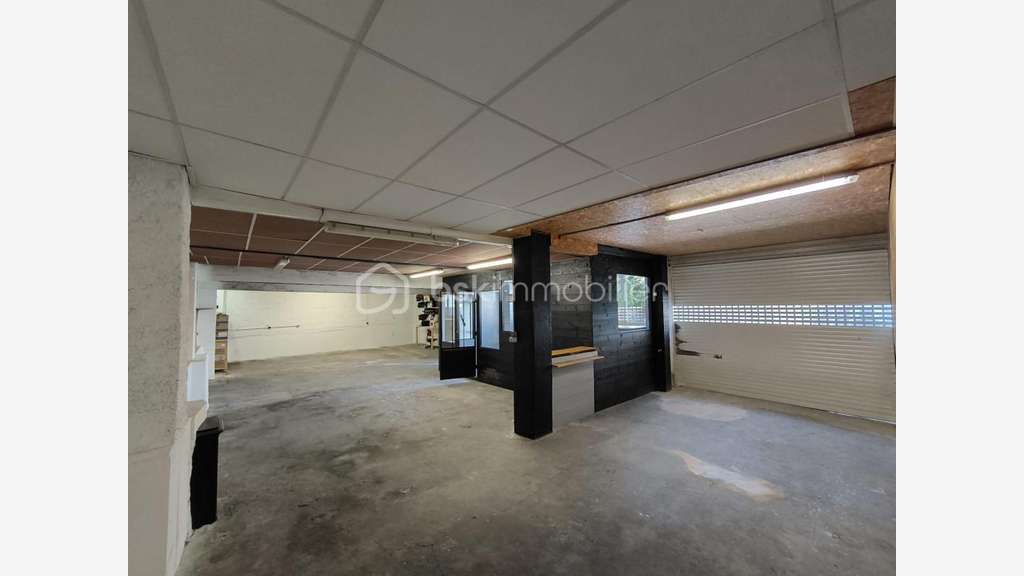 A vendre local professionnel 145m² à Aix Jacotot