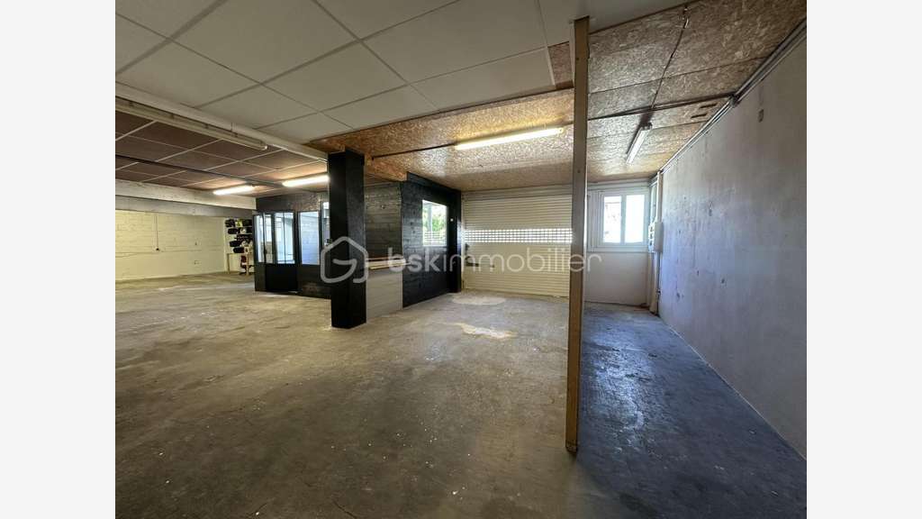A vendre local professionnel 145m² à Aix Jacotot