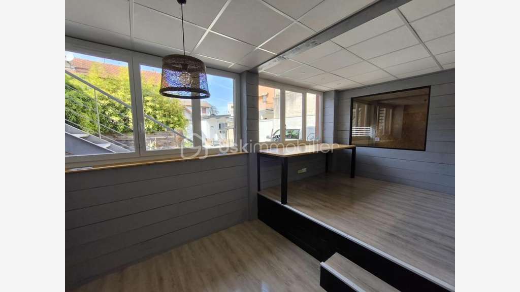 A vendre local professionnel 145m² à Aix Jacotot